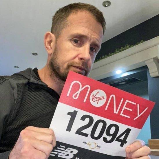 Shane Williams gyda'i rif Marathon Llundain