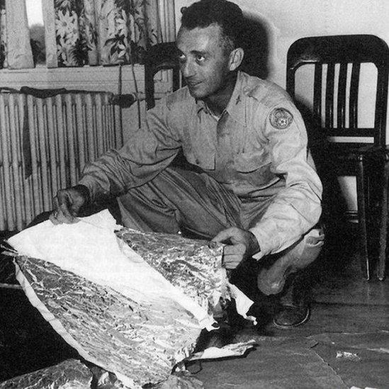 US-military-officer-holding-wreckage.