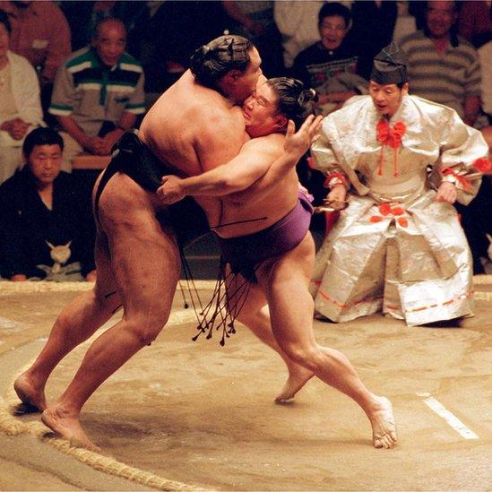 Wakanohana (R) competes against Akebono (L) at the Sumo Basho in Vancouver (file image)