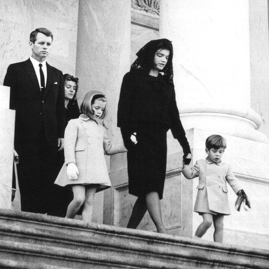 Jackie Kennedy leaves US capitol with her children and Robert Kennedy