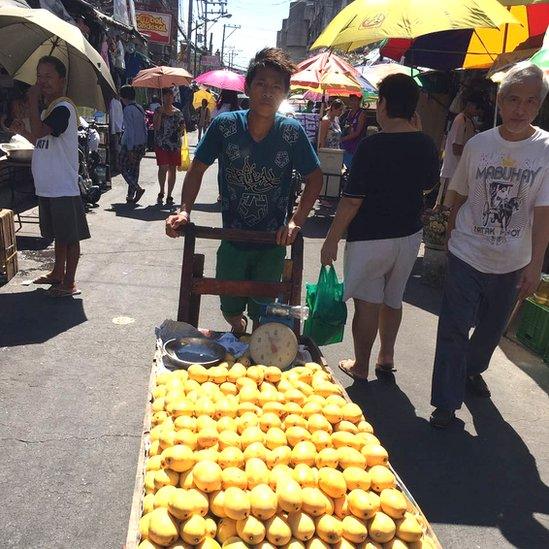 Manila street market / Photo: Charie Villa