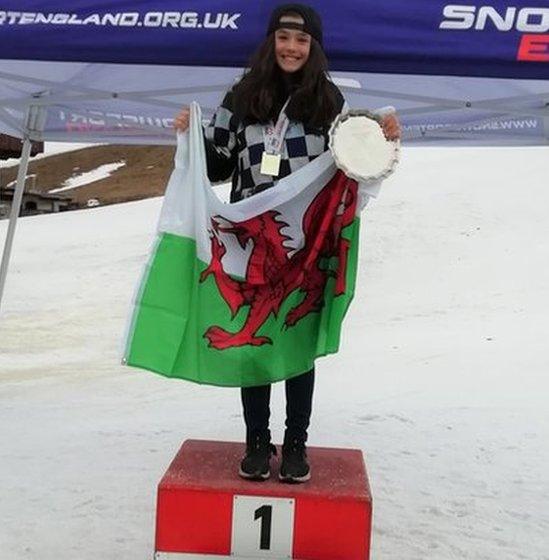 Lowri Howie gyda draig goch