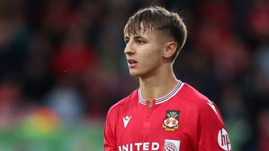 Max Cleworth: Defender commits to Wrexham until 2027 - BBC Sport