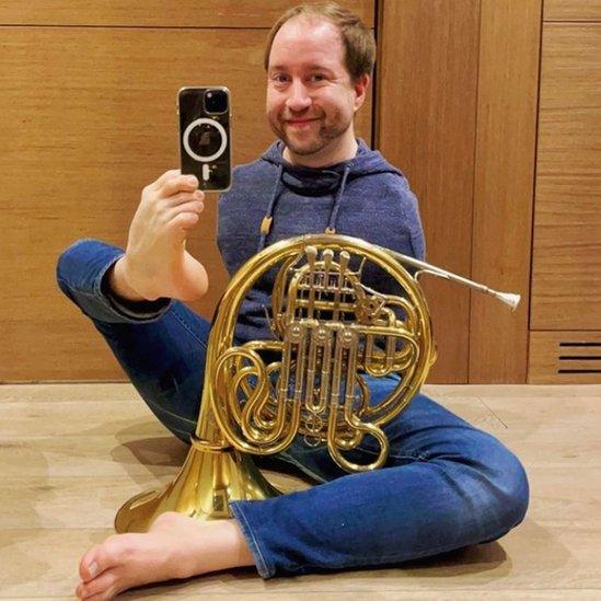 Felix Klieser taking a selfie while holding the phone between his toes