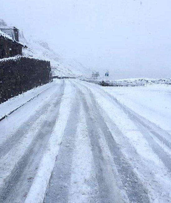 Ffordd Pen-y-Pass dan eira