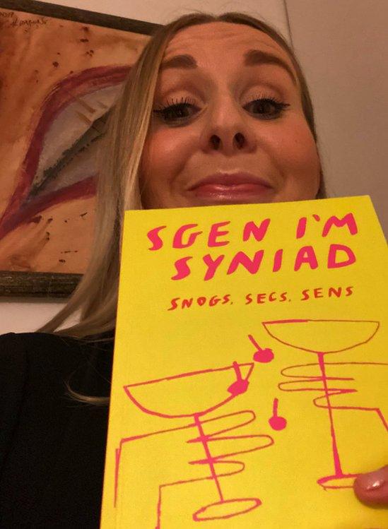 Gwenllian gyda'i chyfrol Sgen i'm Syniad