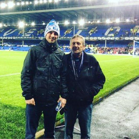 Iwan gyda'i dad Keith Williams yn Goodison Park, stadiwm Everton