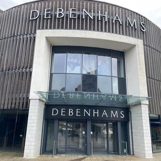 Hen uned Debenhams