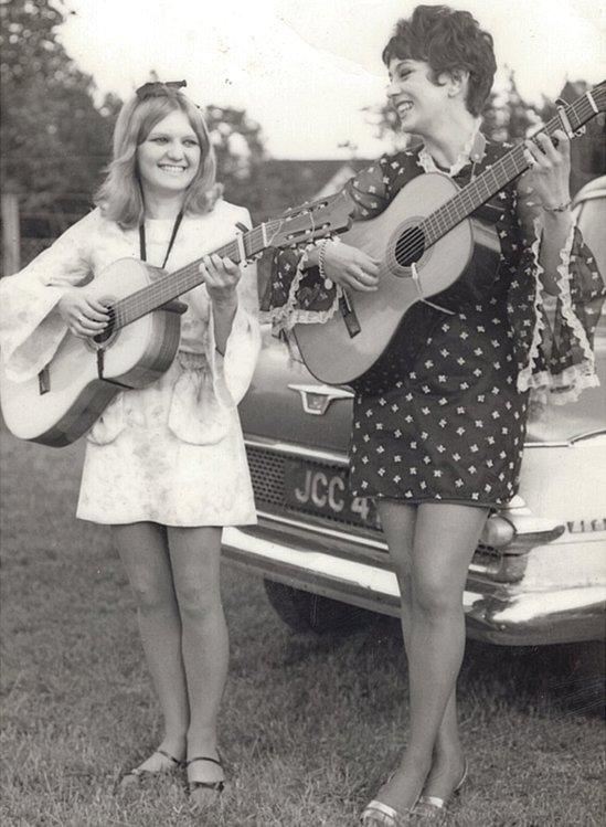 Heather Jones a Mari Gruffydd yn canu yn 1966