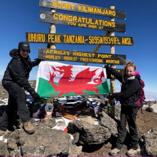 Gary Parker a Tesni Francis-Parker ar gopa Kilimanjaro