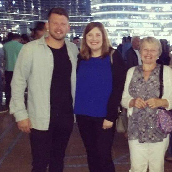 Mae Geraint Passmore yn byw yn Dubai. "Byddai ddim adre yng Nghymru am sawl mis felly yn gweld ishe'r teulu dros yr amser anodd yma," meddai.