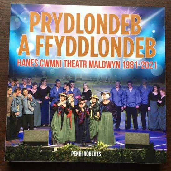 Llyfr am hanes Theatr Maldwyn