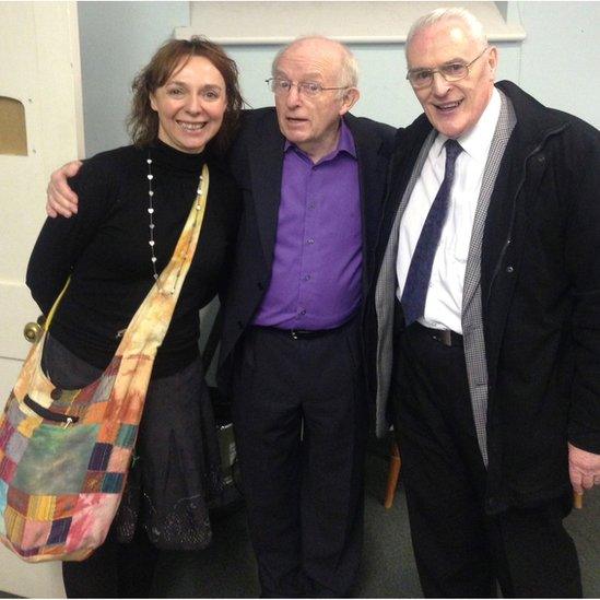 Karen Wynne, ei thad Raymoind Hughes gyda Paul Daniels