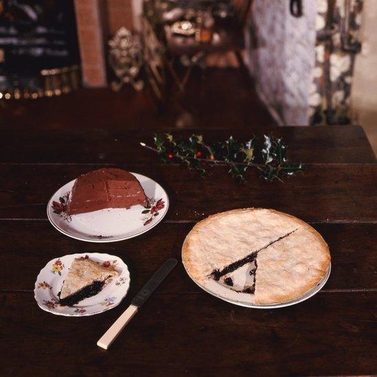 Cacen waed gwyddau, sef y gacen Nadolig mewn rhannau o sir Drefaldwyn.