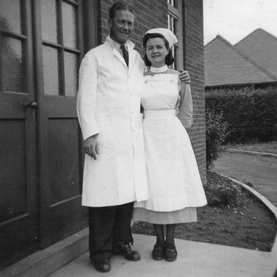 Technegydd theatr Gwilym Jiones a theatre sister Madge Hinder tu allan i ysbyty'r War Memorial yn y Rhyl. 1950