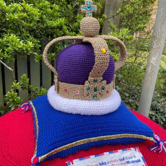 Crochet crown postbox topper