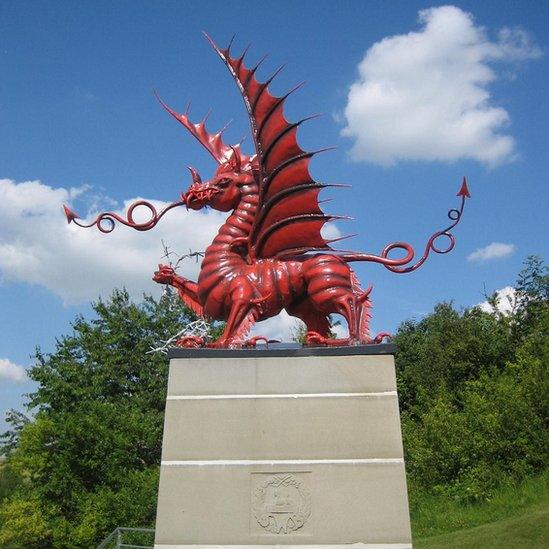 Y Ddraig Goch i gofio'r milwyr gollodd eu bywydau ym mrwydr Coedwig Mametz