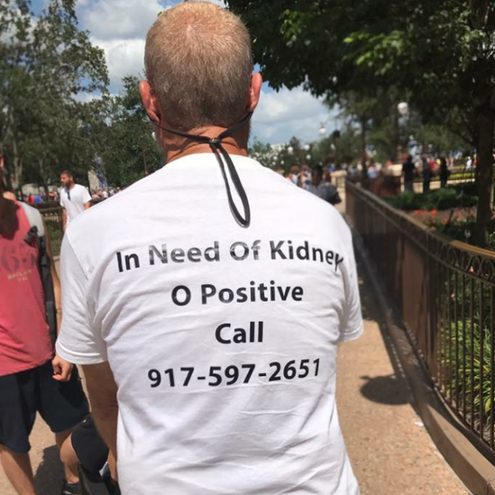 Robert Leibowitz wearing his t-shirt appealing for a kidney