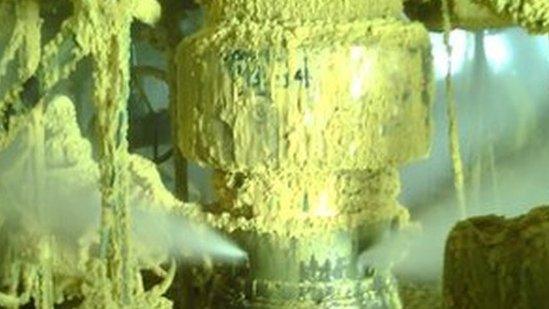 First picture showing gas leaking from a pipe in the Elgin platform in the North Sea