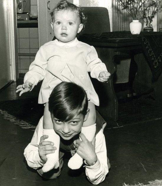 Astrid Holleeder aged 2 with her elder brother Willem aged 9