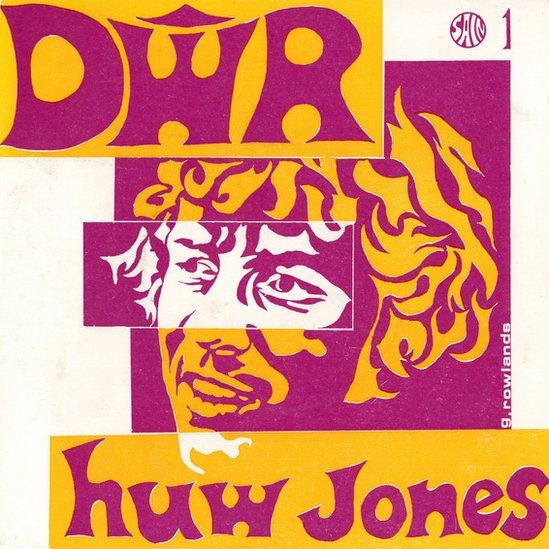 Clawr record Dŵr, gan Huw Jones - record gyntaf cwmni Sain