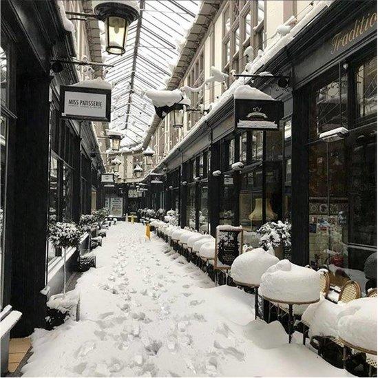 Eira tu mewn i High Street Arcade, Caerdydd