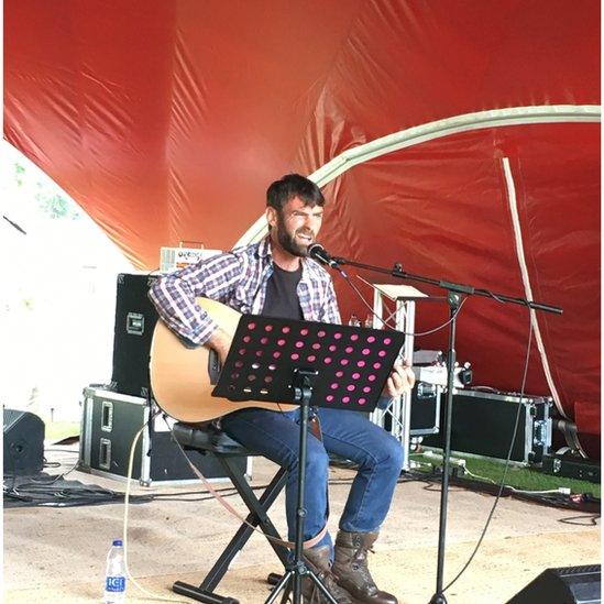 Jamie Bevan yn perfformio
