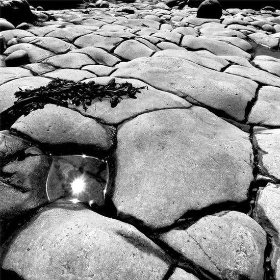 Creigiau patrymog ar draeth Dwnrhefn, Southerndoawn