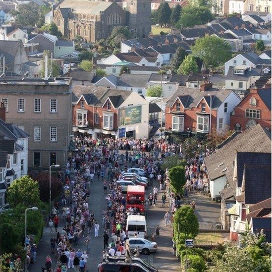 Y cannoedd allan ar y stryd rhwng Llanelli a Phorth Tywyn i groesawu'r Fflam