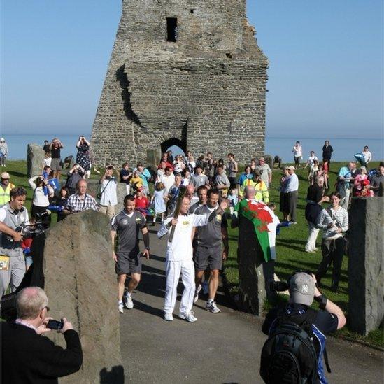 Wedi teithio ar hyd y Prom fe aeth y Fflam i weddillion y Castell yn Aberystwyth wrth i Colin Davies ei chludo