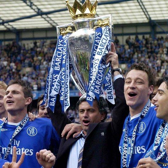 Chelsea manager Jose Mourinho holds aloft the Premier League trophy beside Frank Lampard and John Terry