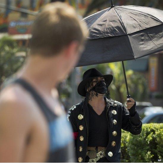 Michael Jackson impersonator under an umbrella on The Strip, Las Vegas (28 June 2013)