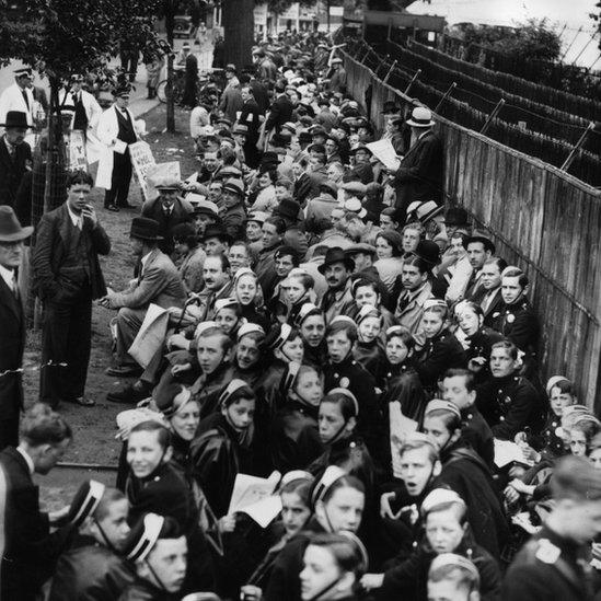 The queues outside the gates of Wimbledon replicated the scenes ahead of Fred Perry's performance in the final 77 years ago.