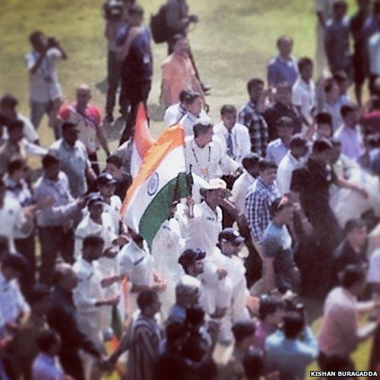 Tendulkar with the flag of India