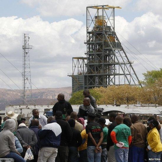 Miners gather near the Anglo American Platinum's Thembelani mine near the mining town of Rustenburg (September 2013)