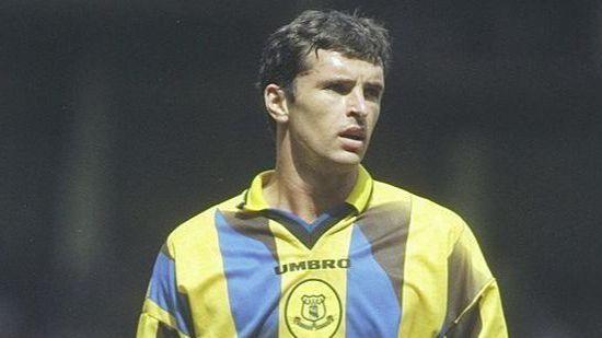 Gary Speed playing for Everton