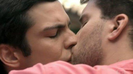 Felix and Niko kissing on the soap opera Amor a Vida