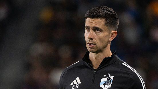 Eric Ramsay watches Minnesota United from the touchline during a match against Los Angeles Galaxy