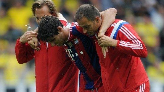 Javi Martinez limps off