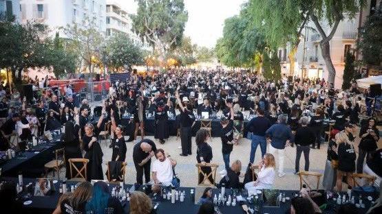 A picture of hundreds of stylists taking part in the record breaking attempt