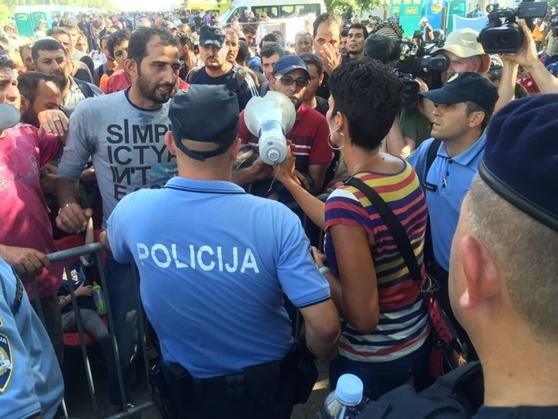 Migrants talk with police in Tovarnik (17 Sept 2015)