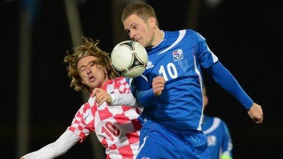 Gylfi Sigurdsson of Iceland battles with Luka Modric of Croatia during the World Cup Qualifier play-off first leg match