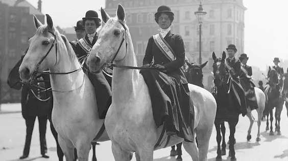 Suffragettes on a procession in 1909