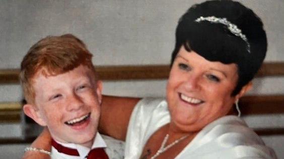 Connor Page gyda'i fam Jill