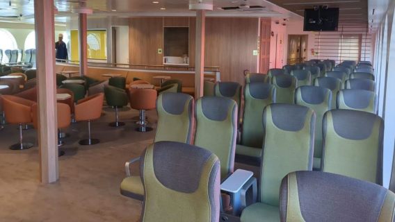 Taobh a-staigh an MV Isle of Islay