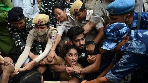  Indian wrestlers Vinesh Phogat (C) with others are detained by the police while attempting to march to India's new parliament,