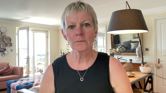 Dr Helen Bulbeck o'r elusen tiwmor yr ymennydd Brainstrust