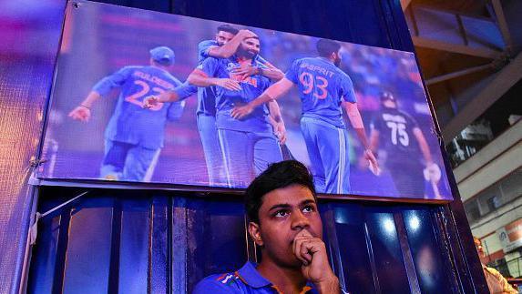 Fan seen watching final of ICC World cup 2023 on a giant screen at a street in Kolkata , on 19 November 2023