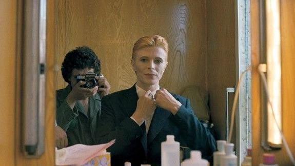 Geoff MacCormack photographs David Bowie in a mirror.