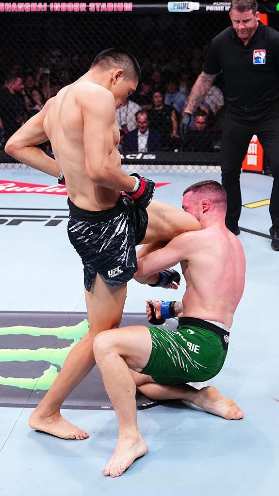 Taiyilake Nueraji kness Kiefer Crosbie in the face while the Irishman is on the ground